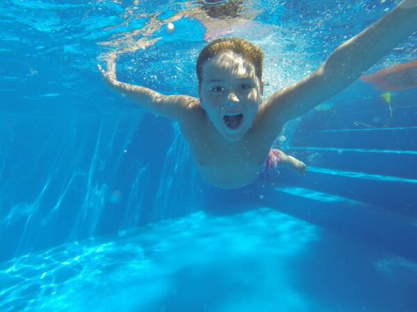 Niño buceando en una piscina
