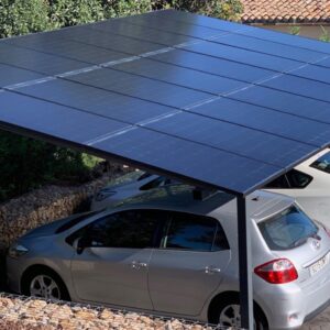 Pérgola para estacionamiento de parking con paneles solares en el techo